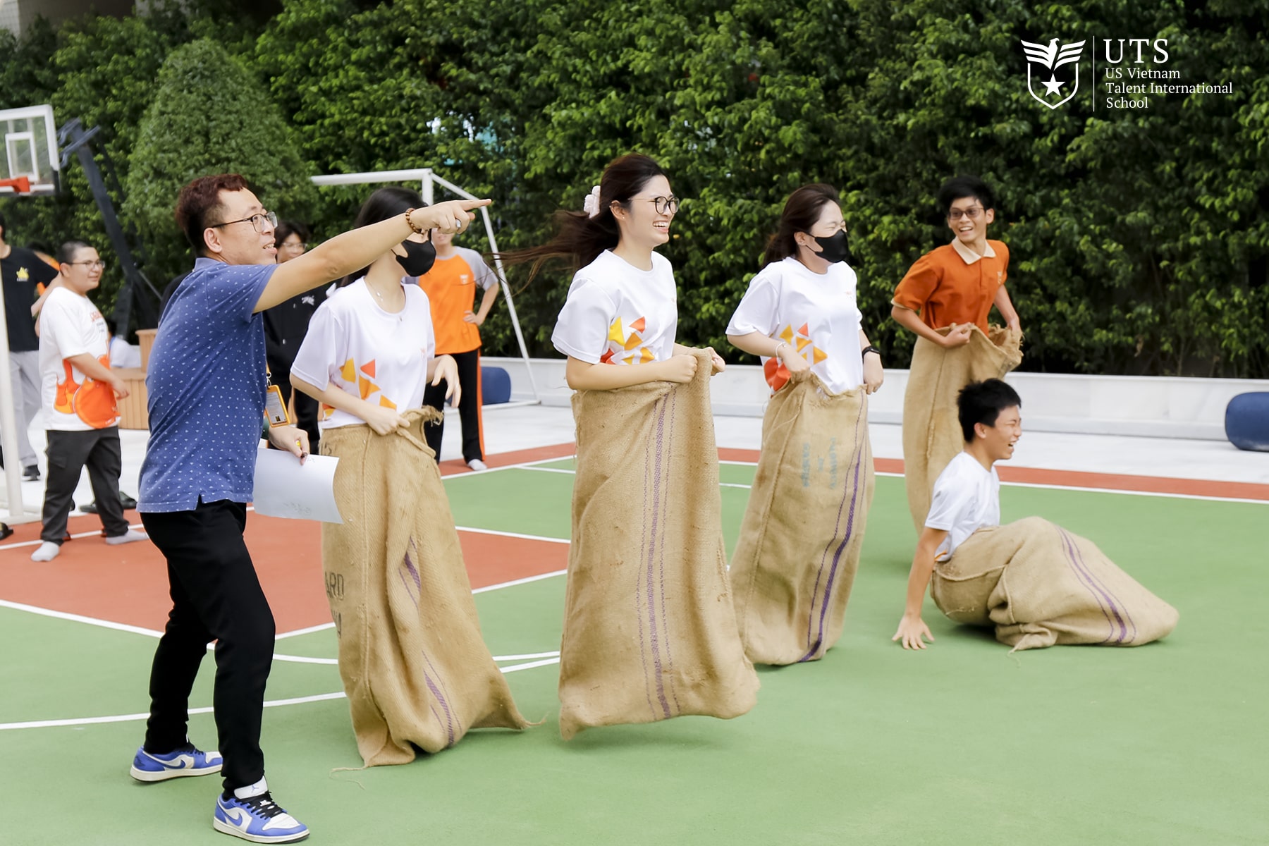 Học sinh UTS vui vẻ cùng nhau