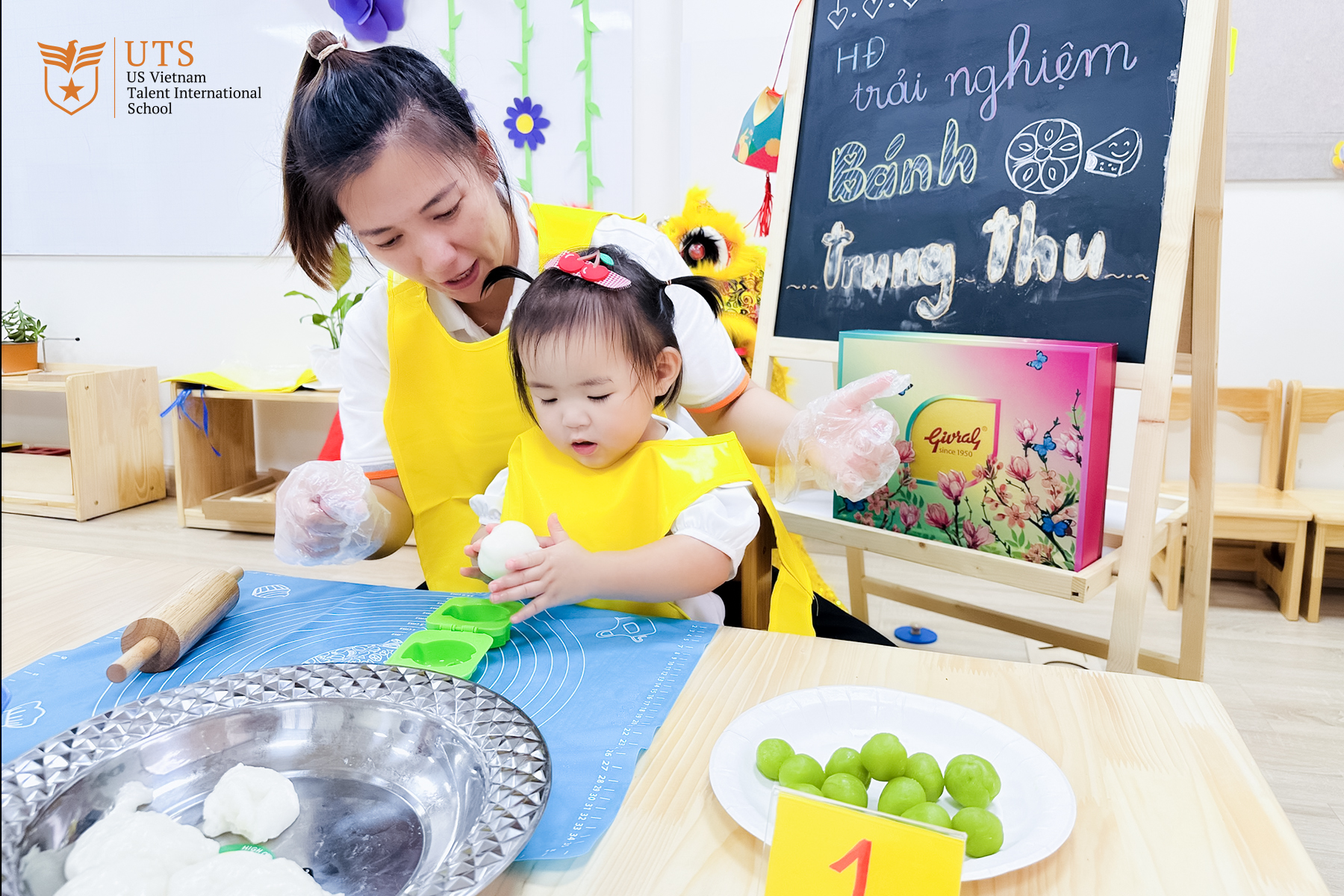 Mầm non UTS cùng giáo viên làm bánh trung thu