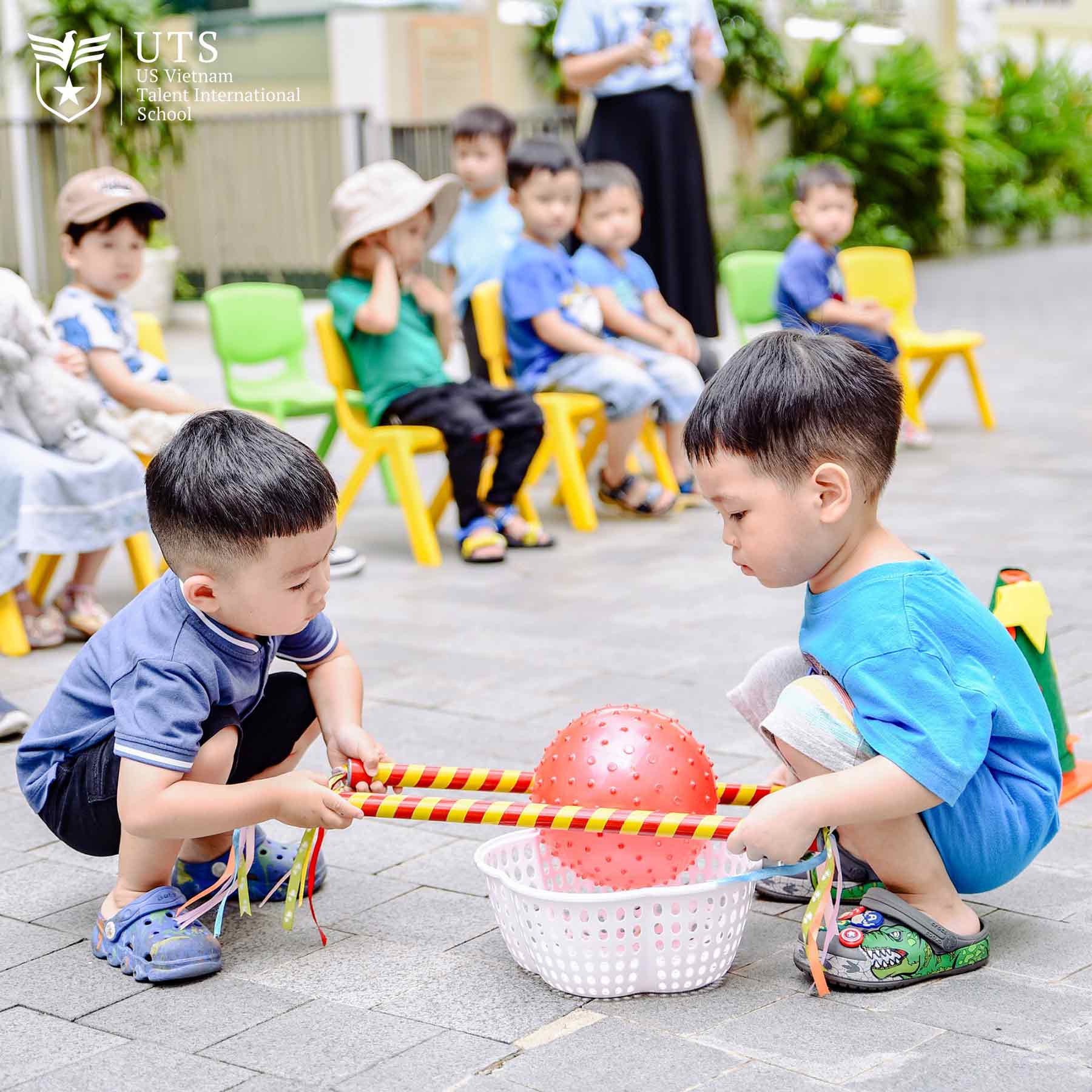 Con tập trung phát triển các giác quan qua các hoạt động ngoài trời