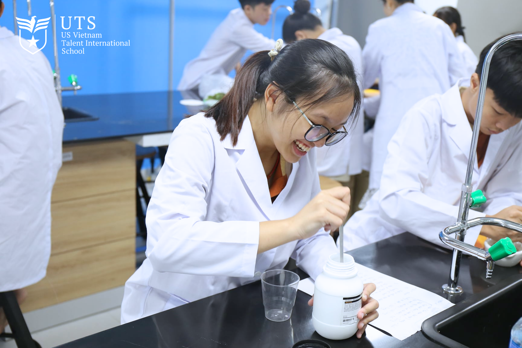 Học sinh được thực hành các thí nghiệm thực tế tại môn Khoa học tổng hợp