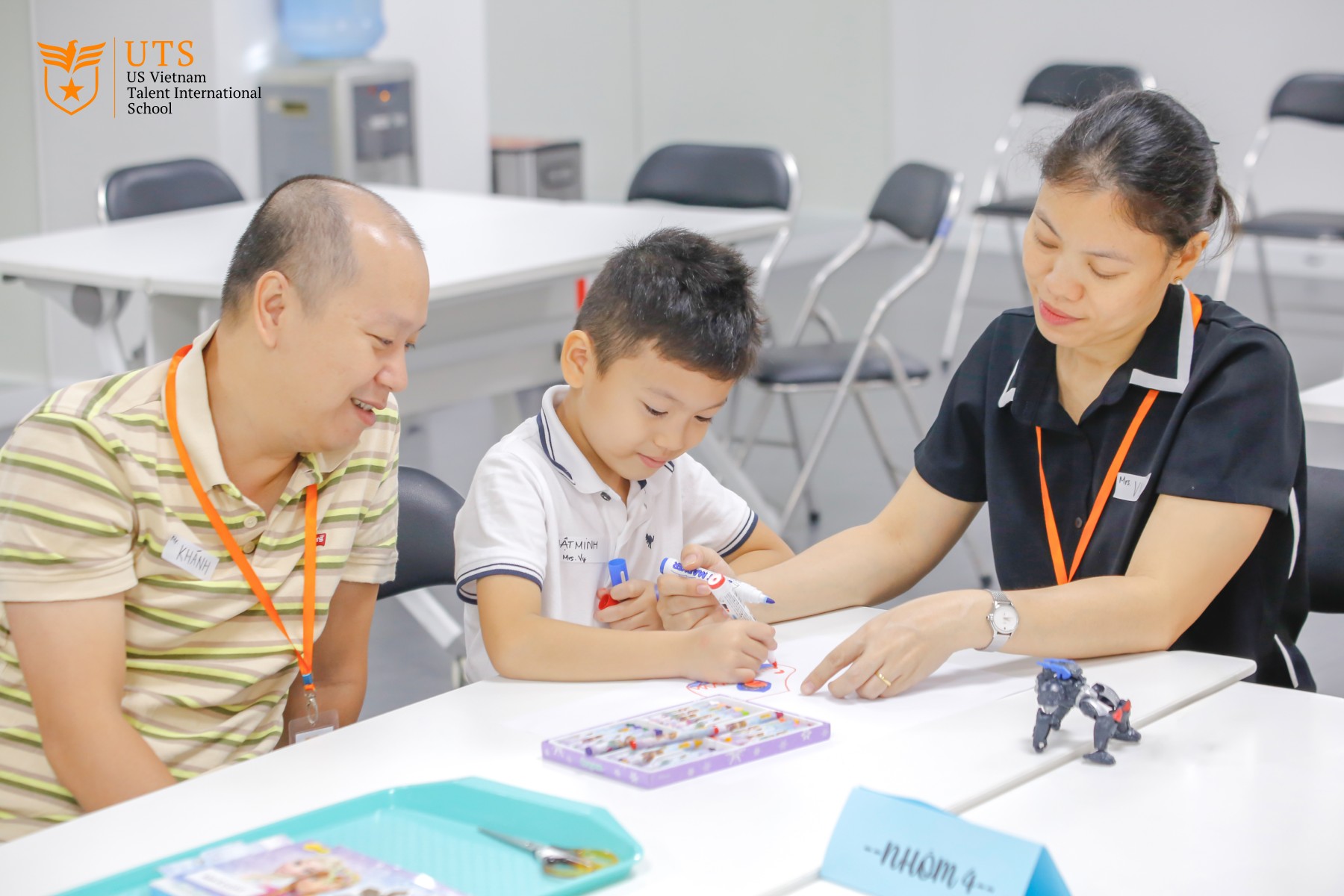Ba mẹ nên khuyến khích trẻ tham gia hoạt động ngoại khóa và trải nghiệm thực tế để rèn kỹ năng giải quyết vấn đề và hợp tác hiệu quả