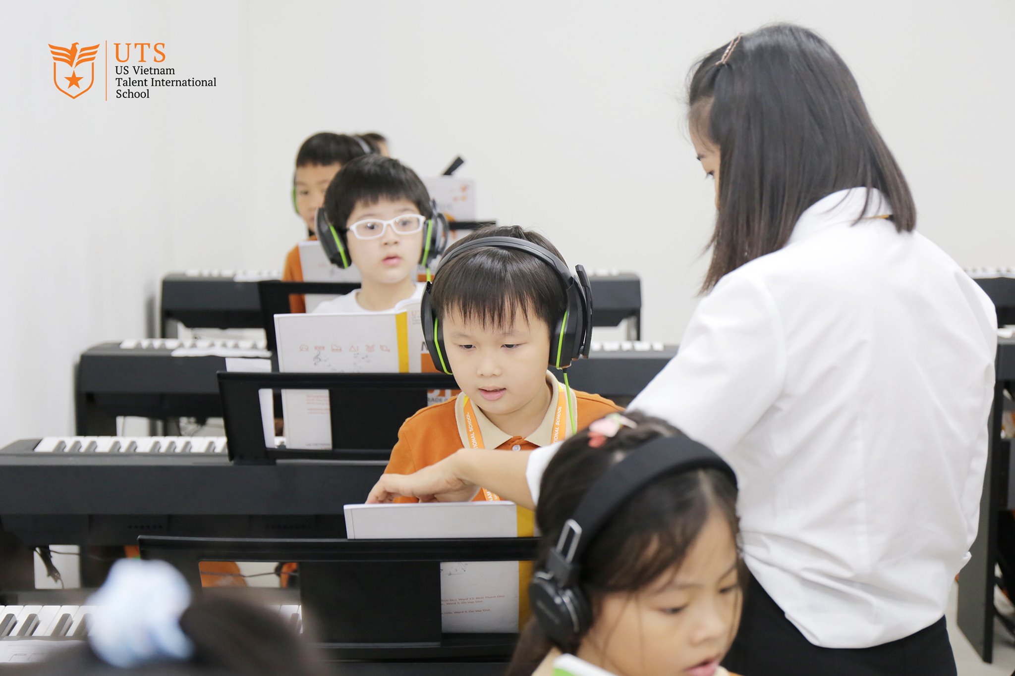 Tạo điều kiện cho trẻ tham gia hoạt động trải nghiệm giúp các em rèn kỹ năng trong môi trường thực tế và gần gũi