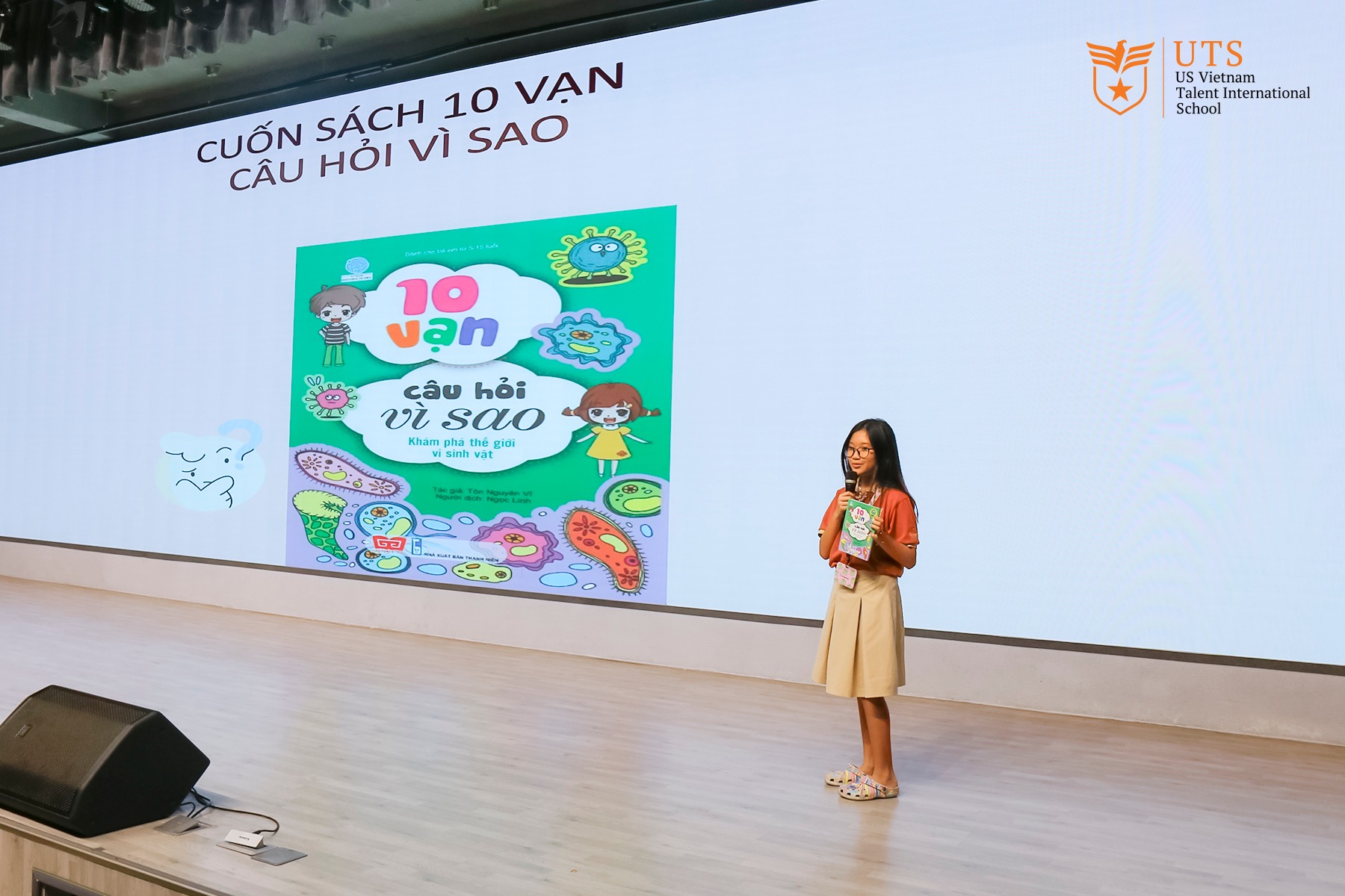 Việc-khuyến-khích-trẻ-tóm-tắt-thông-tin-qua-việc-thuyết-trình-giúp-các-em-rèn-kỹ-năng-phân-tích-và-diễn-dạt-rõ-ràng-mạch-lạc.jpg