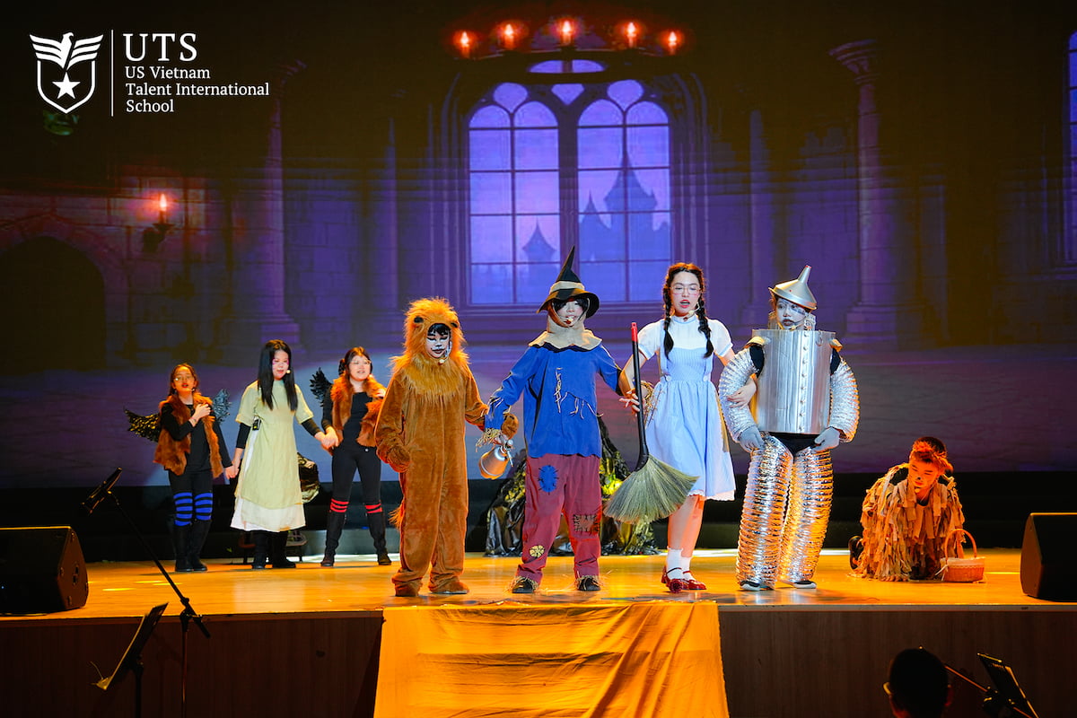 Học sinh UTS nhảy múa School Play