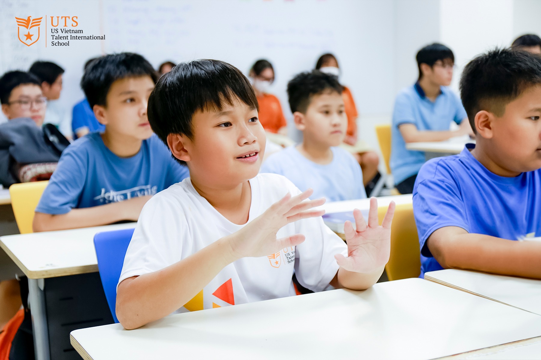 Phụ huynh nên theo dõi tiến trình học ngôn ngữ của con để giúp con phát triển song ngữ cân bằng