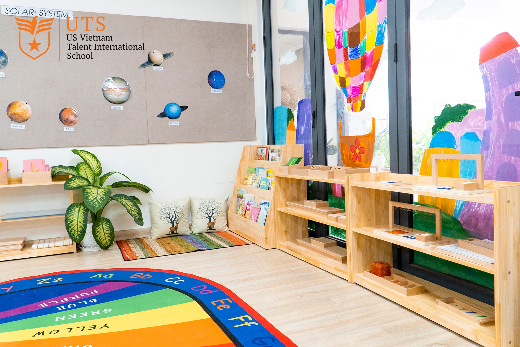 Mỗi lớp học đều có đầy đủ đồ dùng và học liệu phù hợp với từng độ tuổi của trẻ