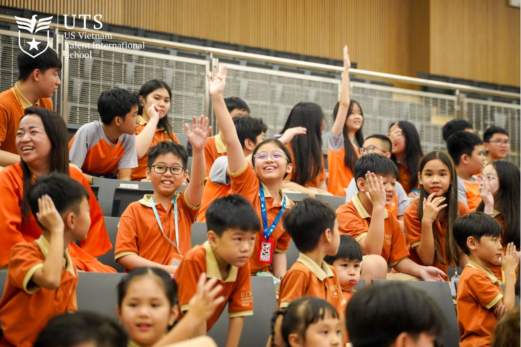 Môi trường học tập ổn định giúp học sinh duy trì sự gắn bó với thầy cô, bạn bè và phát triển tâm lý vững vàng