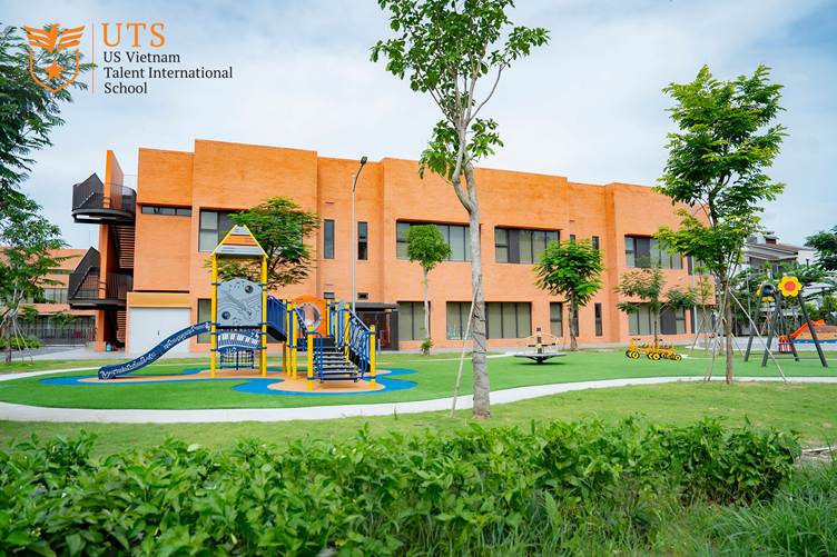 Khu sân chơi ngoài trời xanh mát khuyến khích sinh vận động và phát triển thể chất