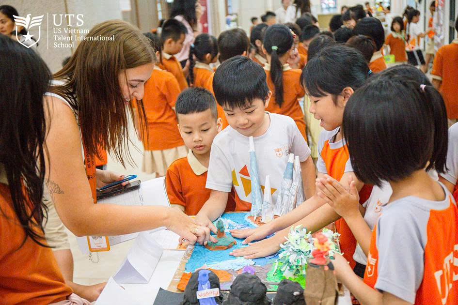 05.“Những người ươm mầm” tại UTS quan tâm đến học tập và các hoạt động học sinh