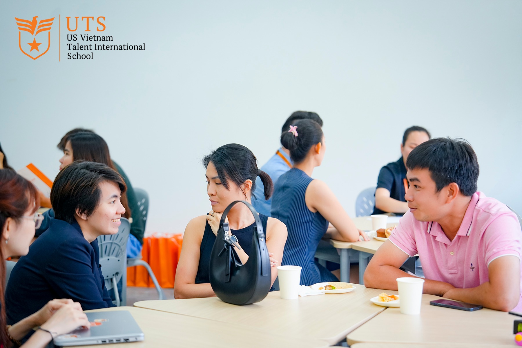 Nhà trường sắp xếp buổi gặp gỡ để trả lời thắc mắc từ phụ huynh về quy trình tuyển sinh