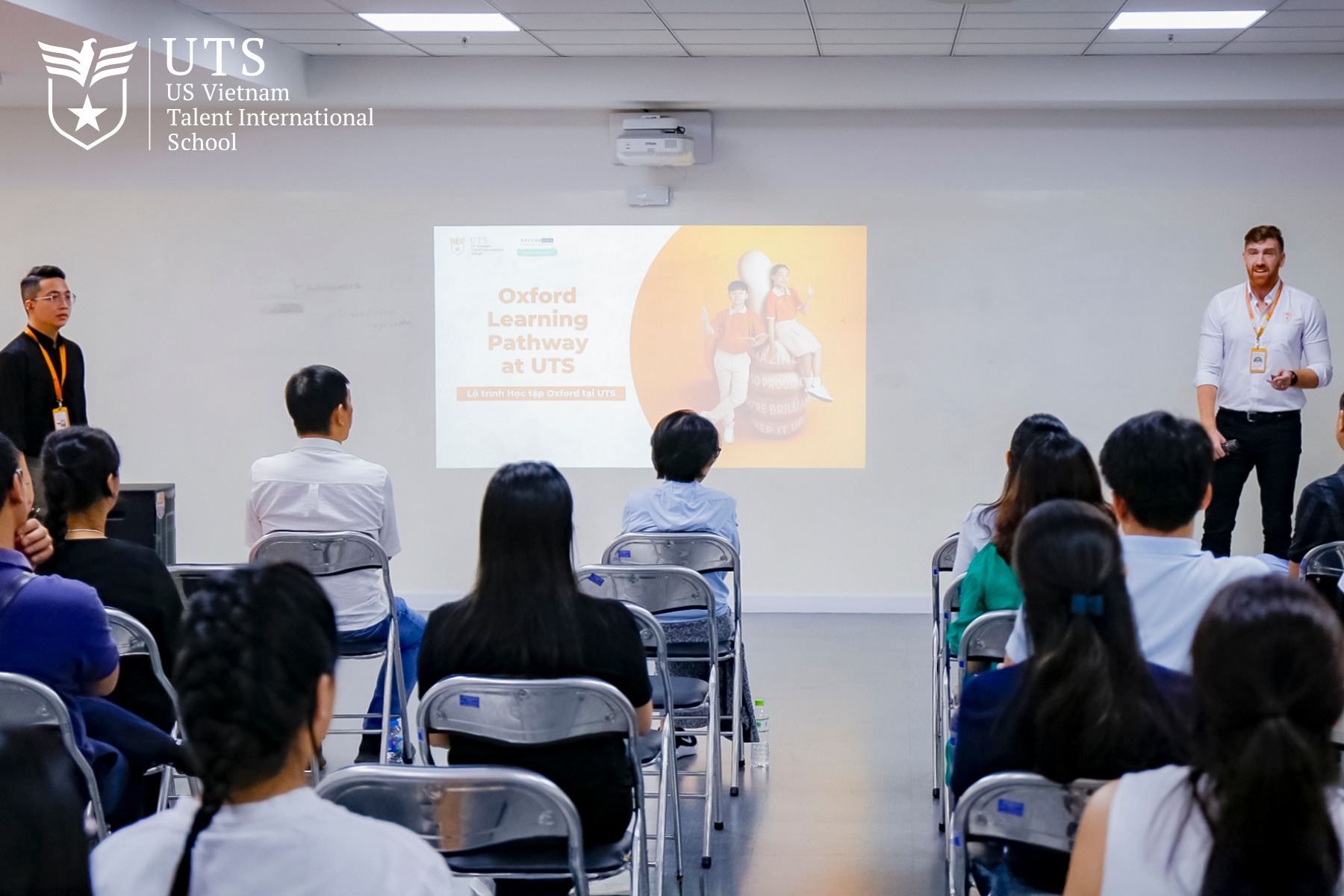 Phụ huynh nên cùng con tham dự buổi định hướng trước khi nhập học để chuẩn bị tâm lí cho con dễ hoà nhập với môi trường mới