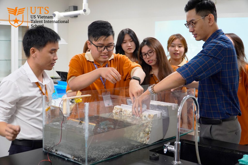 Học sinh UTS thí nghiệm