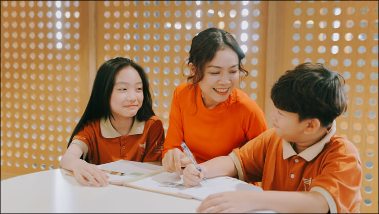Cảnh học tập giữa giáo viên và học sinh tại trường UTS Bình Thạnh