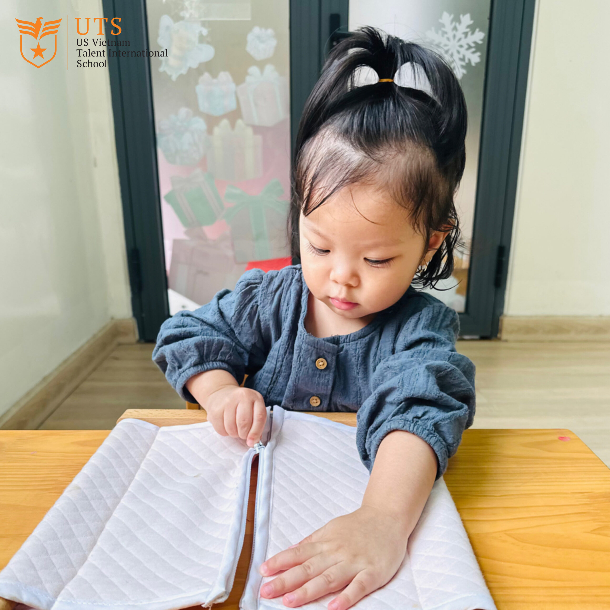Trẻ học kỹ năng tự lập theo phương pháp Montessori